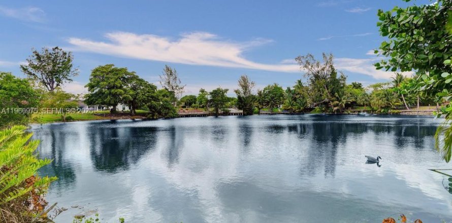 House in Miami, Florida 5 bedrooms, 266.54 sq.m. № 2028624