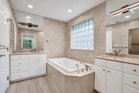 House in Miami, Florida 5 bedrooms, 266.54 sq.m. № 2028624 - photo 18