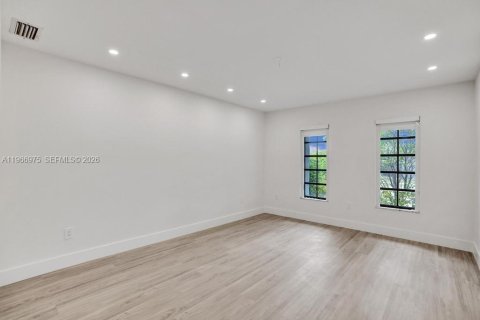 House in Miami, Florida 5 bedrooms, 266.54 sq.m. № 2028624 - photo 24