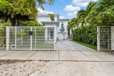 Touwnhouse à louer à Miami, Floride: 3 chambres, 244.8 m2 № 1996037 - photo 2