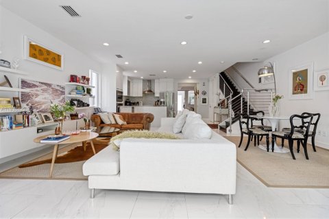 Touwnhouse à louer à Miami, Floride: 3 chambres, 244.8 m2 № 1996037 - photo 5