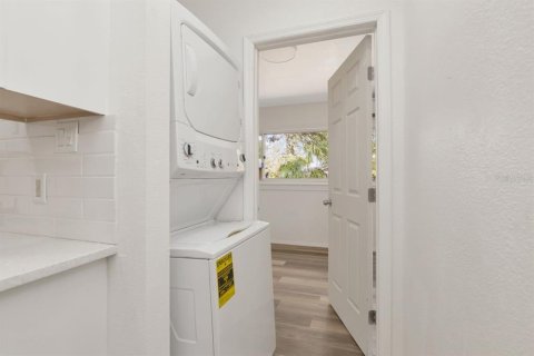 House in Saint Petersburg, Florida 3 bedrooms, 85.19 sq.m. № 2122811 - photo 7