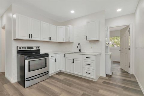House in Saint Petersburg, Florida 3 bedrooms, 85.19 sq.m. № 2122811 - photo 4