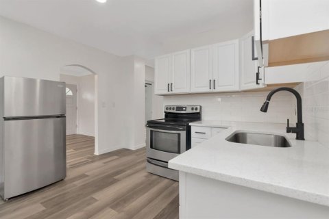 House in Saint Petersburg, Florida 3 bedrooms, 85.19 sq.m. № 2122811 - photo 5