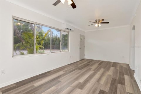 House in Saint Petersburg, Florida 3 bedrooms, 85.19 sq.m. № 2122811 - photo 3