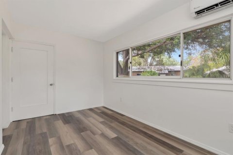 House in Saint Petersburg, Florida 3 bedrooms, 85.19 sq.m. № 2122811 - photo 10