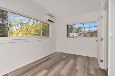 House in Saint Petersburg, Florida 3 bedrooms, 85.19 sq.m. № 2122811 - photo 8