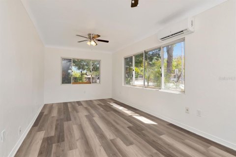 House in Saint Petersburg, Florida 3 bedrooms, 85.19 sq.m. № 2122811 - photo 2