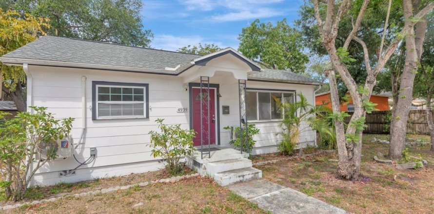 House in Saint Petersburg, Florida 3 bedrooms, 85.19 sq.m. № 2122811