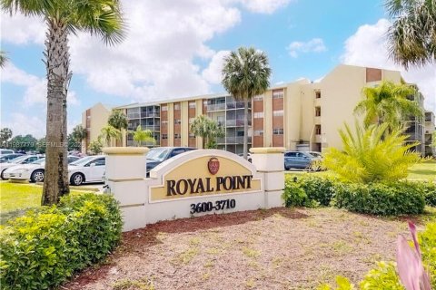 Condominio en Lauderdale Lakes, Florida, 2 dormitorios  № 2048988