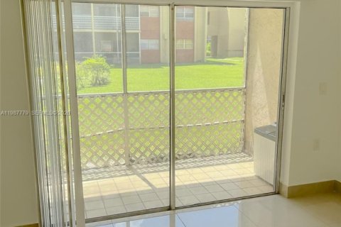 Condominio en alquiler en Lauderdale Lakes, Florida, 2 dormitorios, 74.32 m2 № 2048988 - foto 3