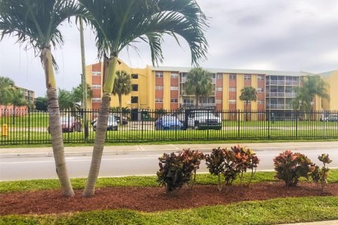 Condominio en alquiler en Lauderdale Lakes, Florida, 2 dormitorios, 74.32 m2 № 2048988 - foto 15