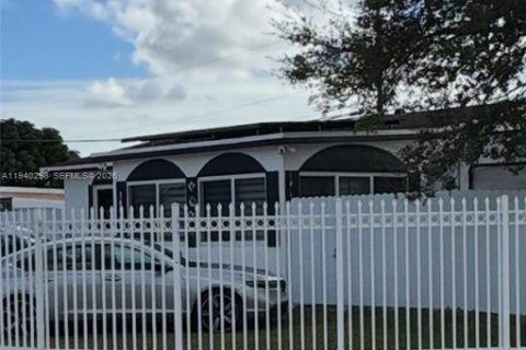 House in Homestead, Florida 3 bedrooms, 106.65 sq.m. № 2152695