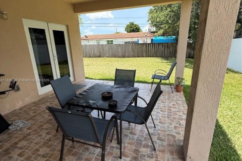 House in Miami Gardens, Florida 5 bedrooms, 159.14 sq.m. № 1875306 - photo 7