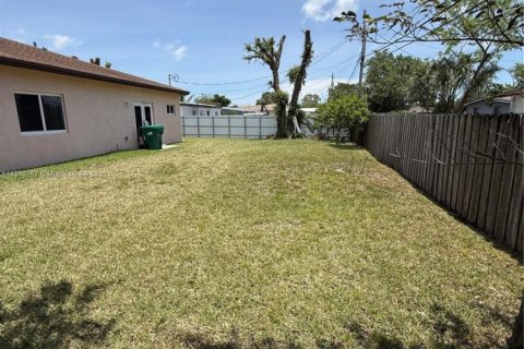 House in Miami Gardens, Florida 5 bedrooms, 159.14 sq.m. № 1875306 - photo 9