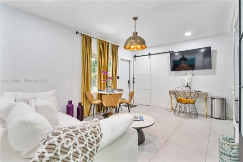 Appartement à louer à Miami, Floride: 2 chambres, 260.68 m2 № 2089426 - photo 15