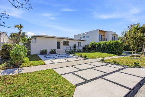 House in Miami, Florida 4 bedrooms, 216.56 sq.m. № 2031023 - photo 2