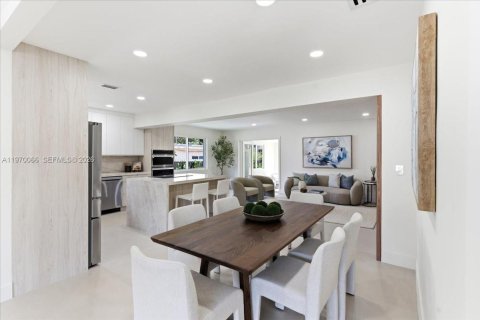 House in Miami, Florida 4 bedrooms, 216.56 sq.m. № 2031023 - photo 7