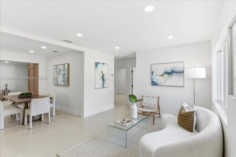 House in Miami, Florida 4 bedrooms, 216.56 sq.m. № 2031023 - photo 5