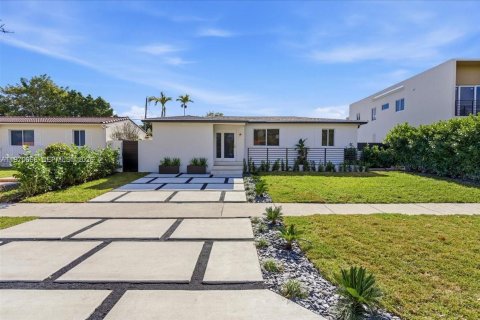House in Miami, Florida 4 bedrooms, 216.56 sq.m. № 2031023
