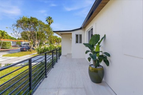 House in Miami, Florida 4 bedrooms, 216.56 sq.m. № 2031023 - photo 3
