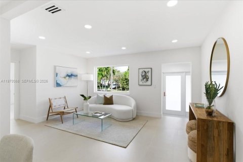 House in Miami, Florida 4 bedrooms, 216.56 sq.m. № 2031023 - photo 4