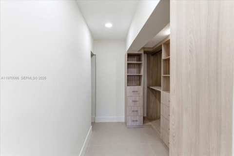 House in Miami, Florida 4 bedrooms, 216.56 sq.m. № 2031023 - photo 22