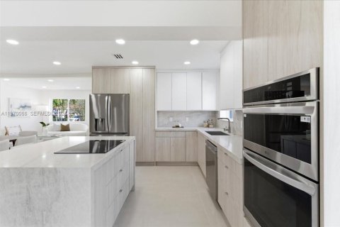 House in Miami, Florida 4 bedrooms, 216.56 sq.m. № 2031023 - photo 10