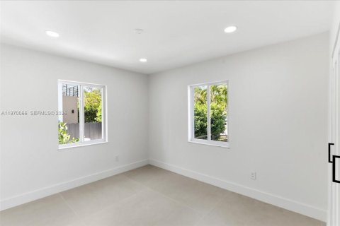 House in Miami, Florida 4 bedrooms, 216.56 sq.m. № 2031023 - photo 28