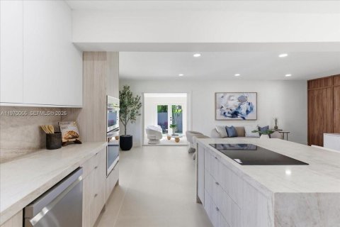 House in Miami, Florida 4 bedrooms, 216.56 sq.m. № 2031023 - photo 11