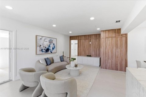 House in Miami, Florida 4 bedrooms, 216.56 sq.m. № 2031023 - photo 12