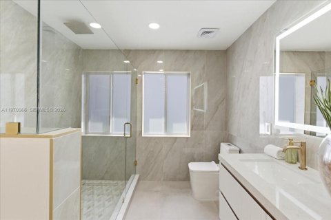 House in Miami, Florida 4 bedrooms, 216.56 sq.m. № 2031023 - photo 25