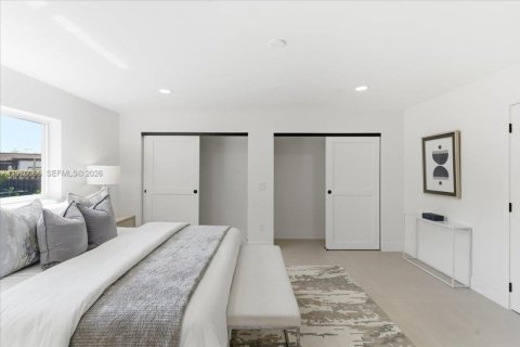 House in Miami, Florida 4 bedrooms, 216.56 sq.m. № 2031023 - photo 19