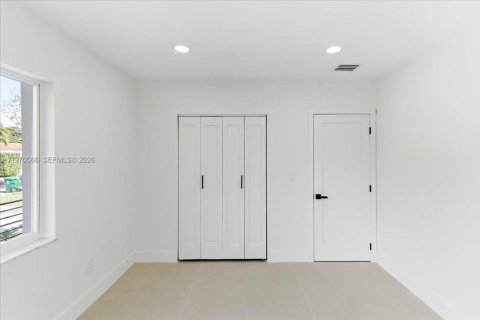 House in Miami, Florida 4 bedrooms, 216.56 sq.m. № 2031023 - photo 29