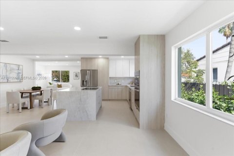 House in Miami, Florida 4 bedrooms, 216.56 sq.m. № 2031023 - photo 14