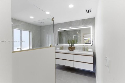 House in Miami, Florida 4 bedrooms, 216.56 sq.m. № 2031023 - photo 24