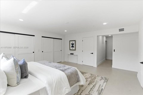 House in Miami, Florida 4 bedrooms, 216.56 sq.m. № 2031023 - photo 18