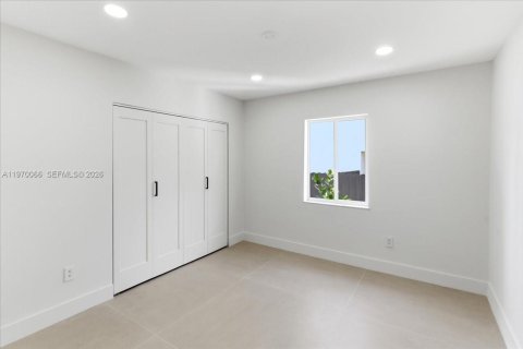 House in Miami, Florida 4 bedrooms, 216.56 sq.m. № 2031023 - photo 27
