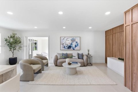 House in Miami, Florida 4 bedrooms, 216.56 sq.m. № 2031023 - photo 8