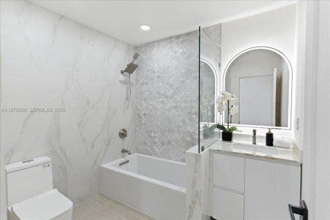 House in Miami, Florida 4 bedrooms, 216.56 sq.m. № 2031023 - photo 30