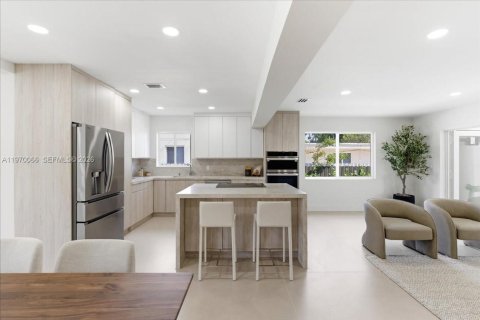 House in Miami, Florida 4 bedrooms, 216.56 sq.m. № 2031023 - photo 16