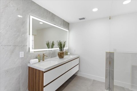 House in Miami, Florida 4 bedrooms, 216.56 sq.m. № 2031023 - photo 23