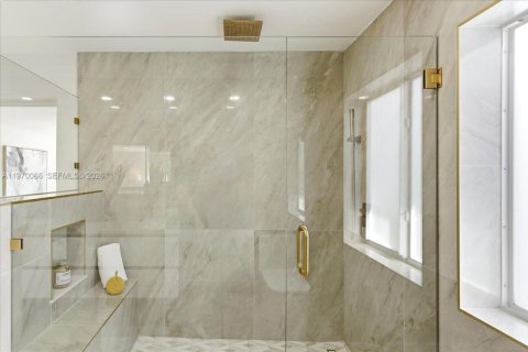 House in Miami, Florida 4 bedrooms, 216.56 sq.m. № 2031023 - photo 26