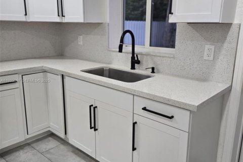 Casa en alquiler en West Park, Florida, 2 dormitorios, 132.48 m2 № 1991872 - foto 5