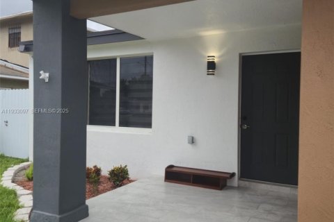 Casa en alquiler en West Park, Florida, 2 dormitorios, 132.48 m2 № 1991872 - foto 2