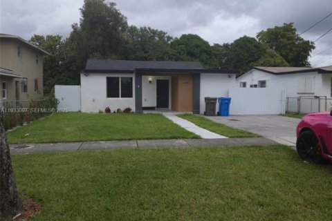 Casa en alquiler en West Park, Florida, 2 dormitorios, 132.48 m2 № 1991872 - foto 1