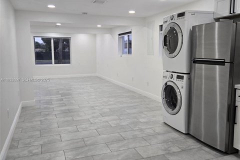 Casa en alquiler en West Park, Florida, 2 dormitorios, 132.48 m2 № 1991872 - foto 3