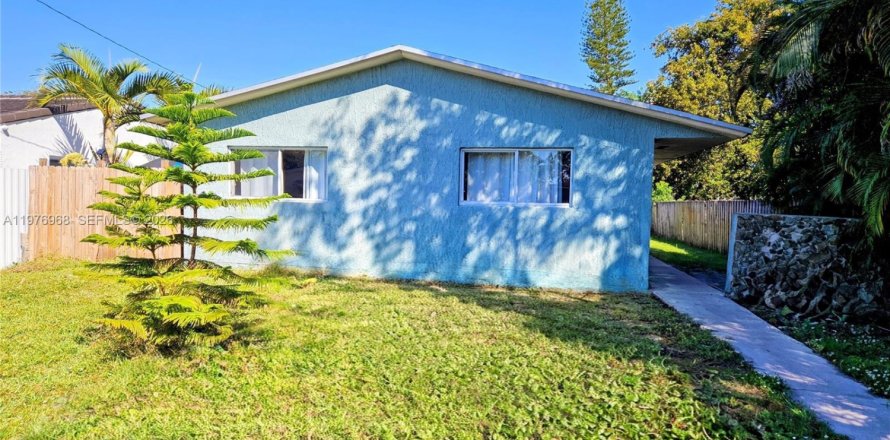 Commercial property in Hollywood, Florida 167.69 sq.m. № 2041091