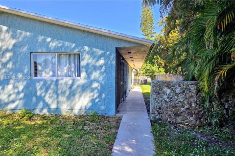 Commercial property in Hollywood, Florida 167.69 sq.m. № 2041091 - photo 4