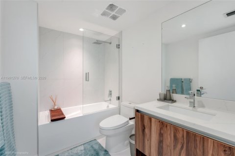 Condo in Bay Harbor Islands, Florida, 3 bedrooms  № 2044349 - photo 30